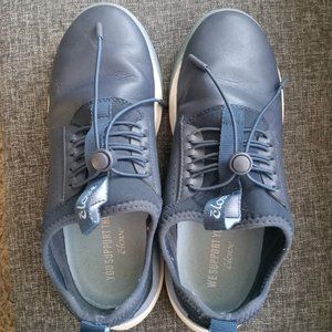 Clove Women's Classic Nursing Shoes - size 7.5, navy blue